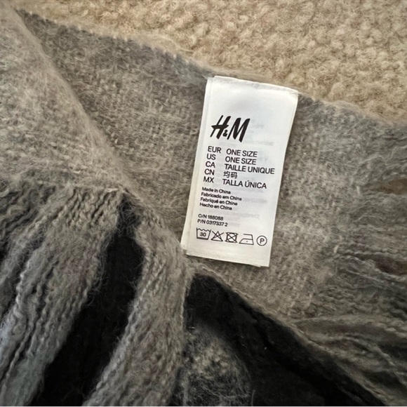 H&M Black/Grey Oversized Womens Scarf - Picture 2 of 2